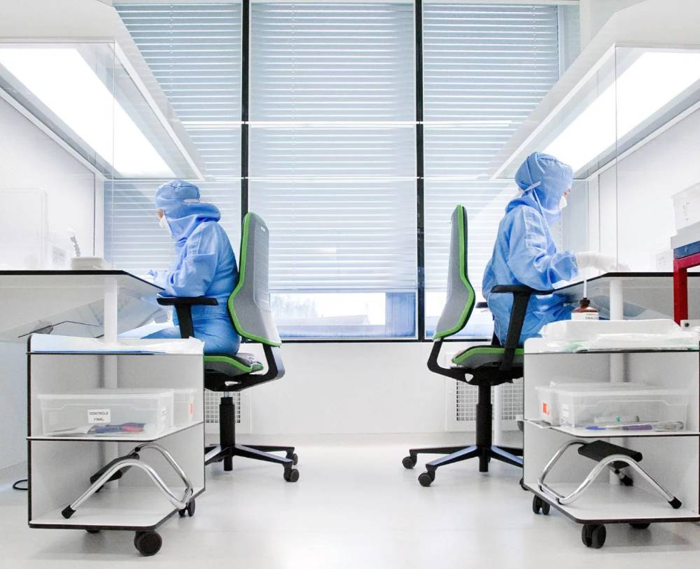 2 Techniker in Sterilanzügen montieren Cousin-Implantate